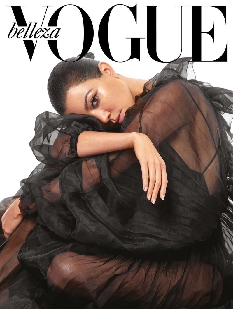 Chi gai Kim Kardashian khoe nguc trong lan dau len bia Vogue hinh anh 2