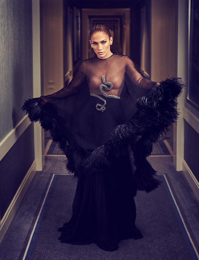 Jennifer Lopez dien mot trong suot len tap chi o tuoi 50 hinh anh 4