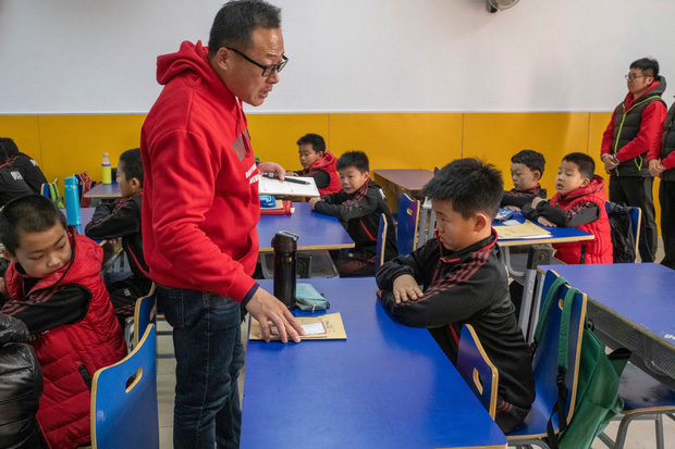 Trường học lạ đời ở Trung Quốc: Đào tạo những chàng trai ẻo lả, yếu ớt thành đàn ông đích thực - Ảnh 3.