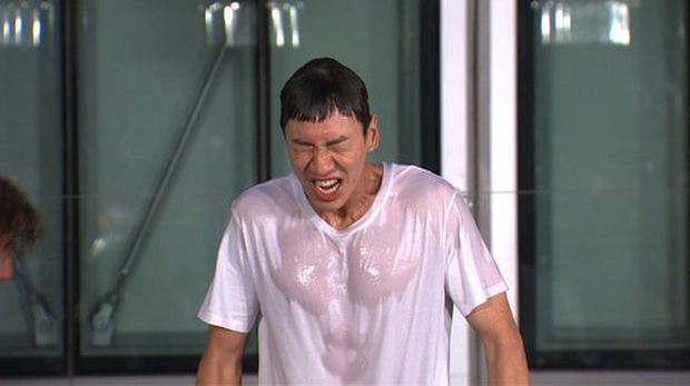 Nhờ bom nước, fan được dịp ngắm nhìn body 6 múi đầy ướt át của Lee Kwang Soo - Ảnh 2.