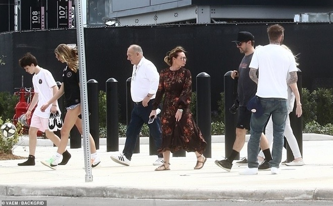 David Beckham khoe co bung o tuoi 45 hinh anh 2 25973458_8112645_Family_outing_The_couple_were_joined_by_sons_Brooklyn_21_Romeo_1_a_25_1584216890430.jpg